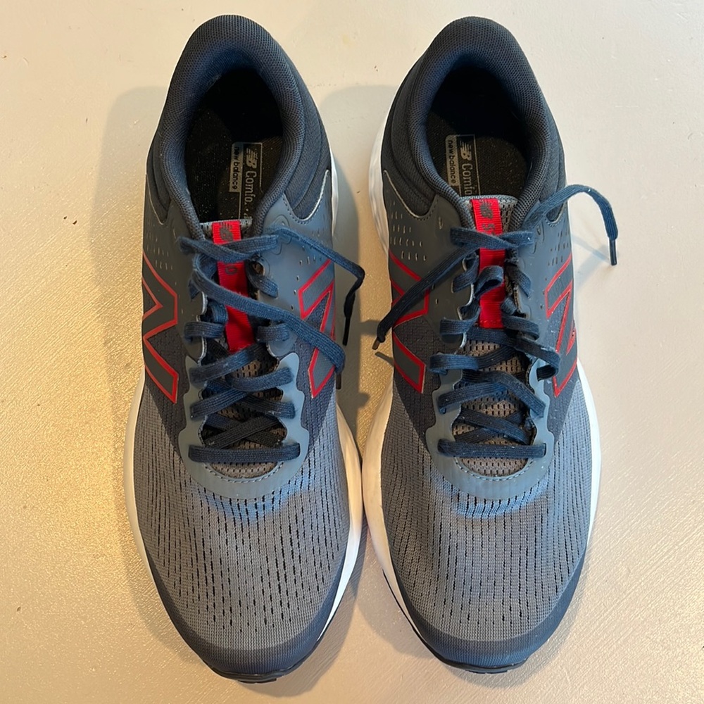 Men’s New Balance grey/black/red 520 running shoe